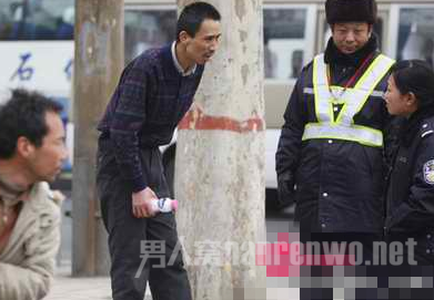 拎8万元街头送人