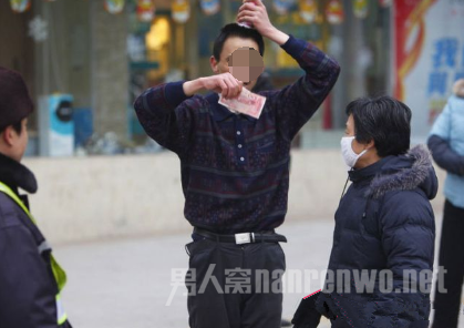 拎8万元街头送人