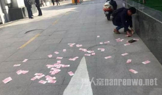 拎8万元街头送人