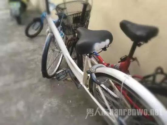 共享单车被涂颜色