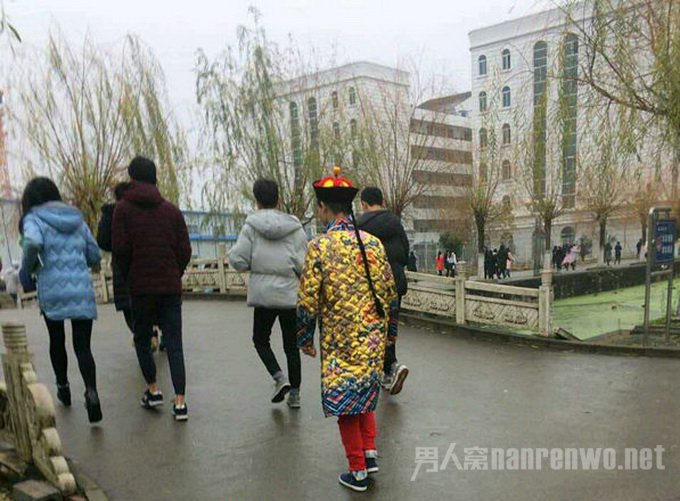 男生穿龙袍去上课