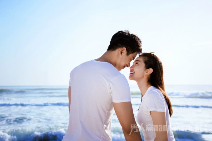 李冰冰与小男友海边合照