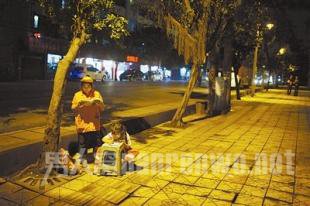路灯下读书