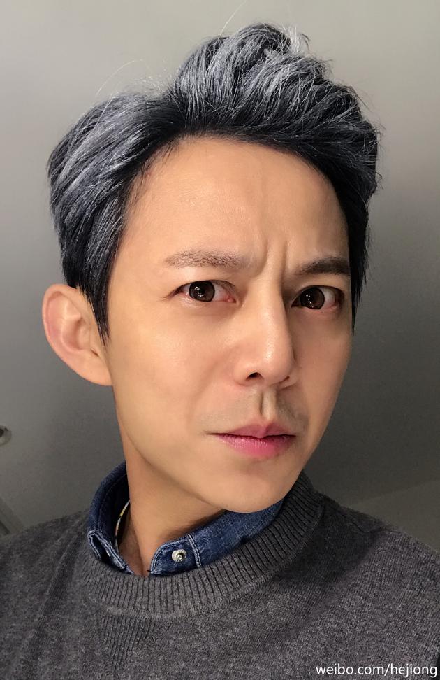 何炅新发型