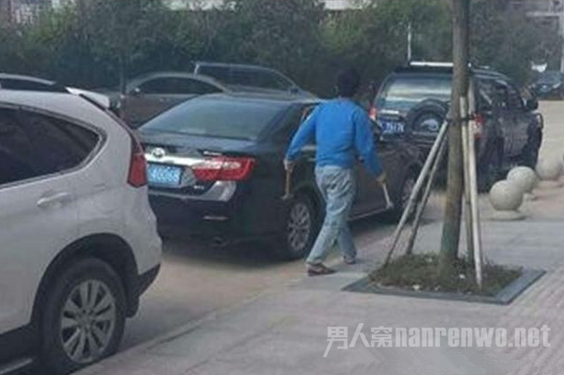 男子连砸7辆车故意搞事情要坐牢