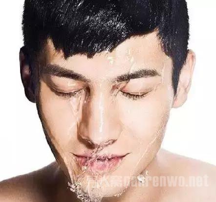男人洗脸