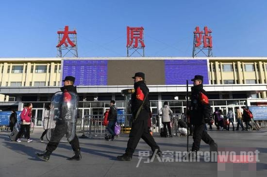 山西太原火车站站前广场，车站派出所警察武装巡逻