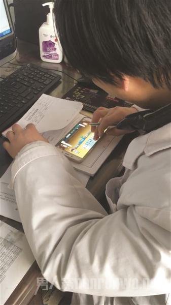 盐城女医生边看病变玩斗地主