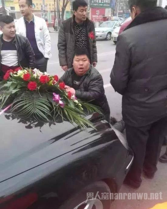 老人组团“劫”婚车变相讹人