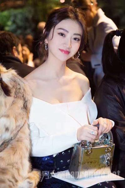 景甜秀好身材，画面香艳