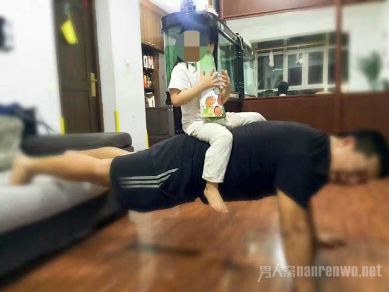 遇袭民警与女儿