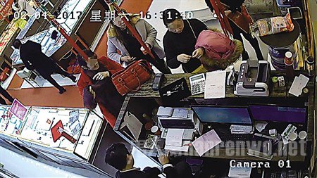 大妈偷金项链监控