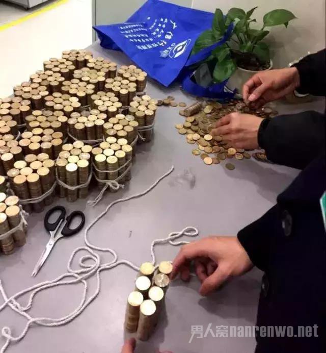 工作人员在清点