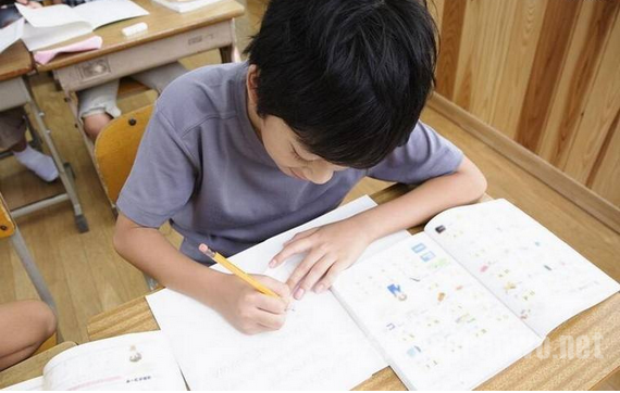 寒假将结束初中生恶补作业