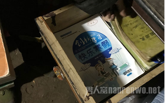 小宝在离世前，把书码放整齐。