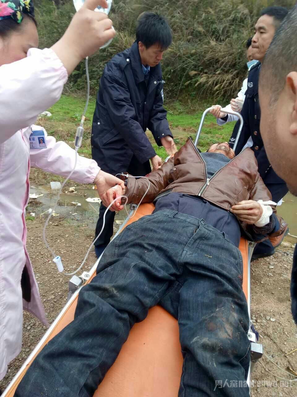 垃圾箱内现割腕男子