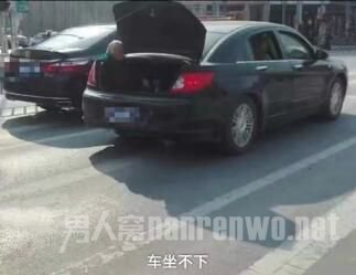 可怜天下父母心！七旬老母坐后备厢 母亲：我要求的！:可怜天下父母心图片