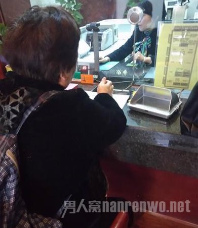 大妈第四次到银行退款