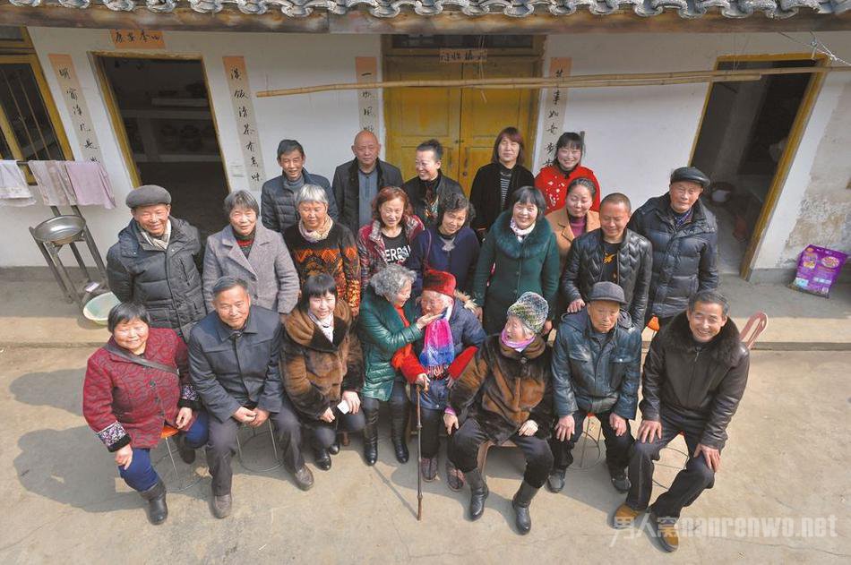 百岁老人梁学华全家福