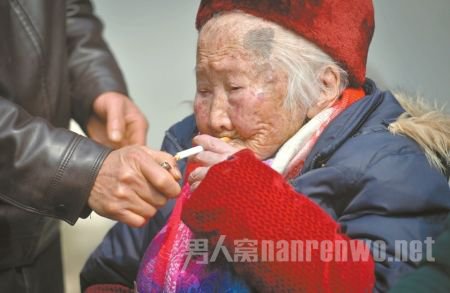 老人抽水烟