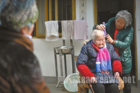 儿女们给百岁母亲梳头打扮