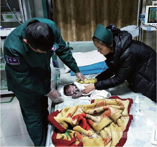 医生正在对男婴进行检查