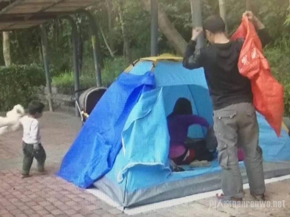 高学历夫妻住帐篷