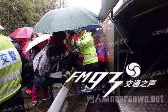 交警疏散车上乘客