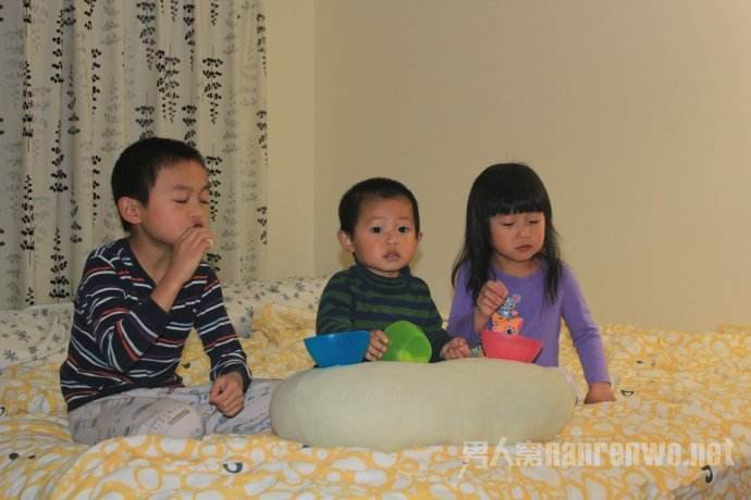 孩子在床上吃东西