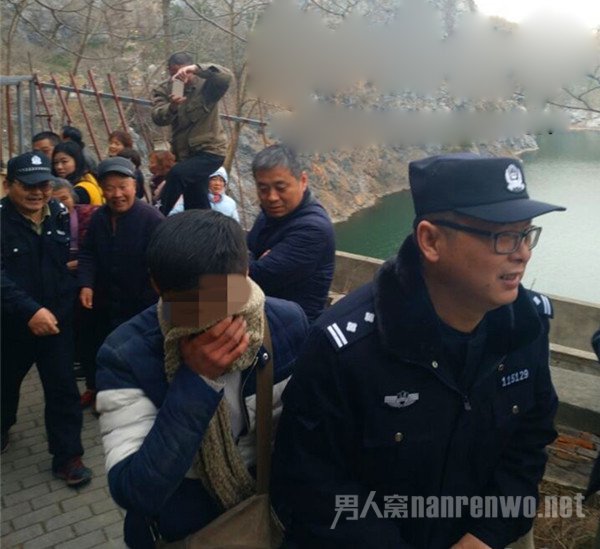 男子被警方带走