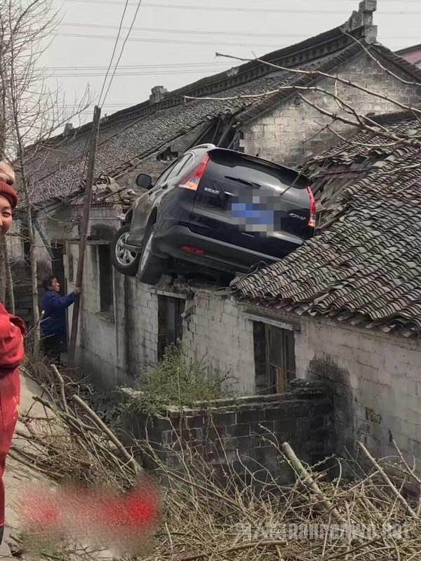 汽车飞上屋顶