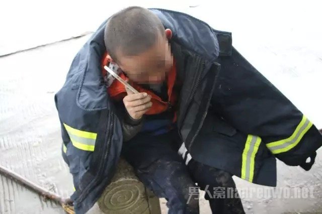男孩打电话请假