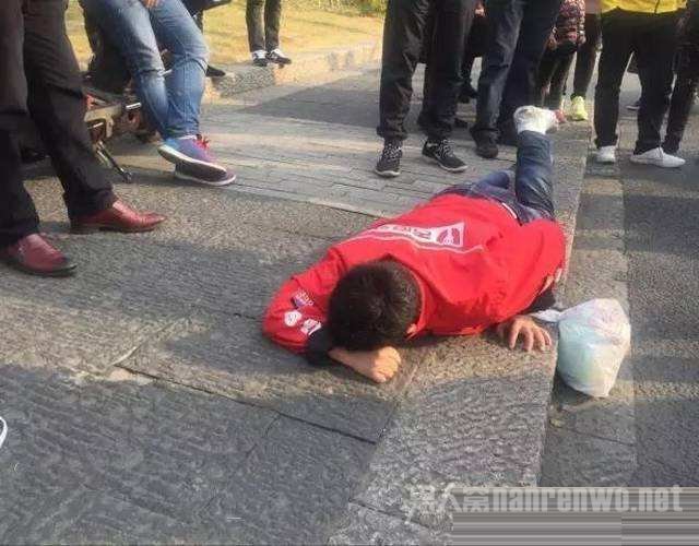 СάȨ