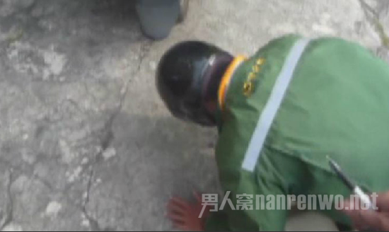 快递员下跪道歉