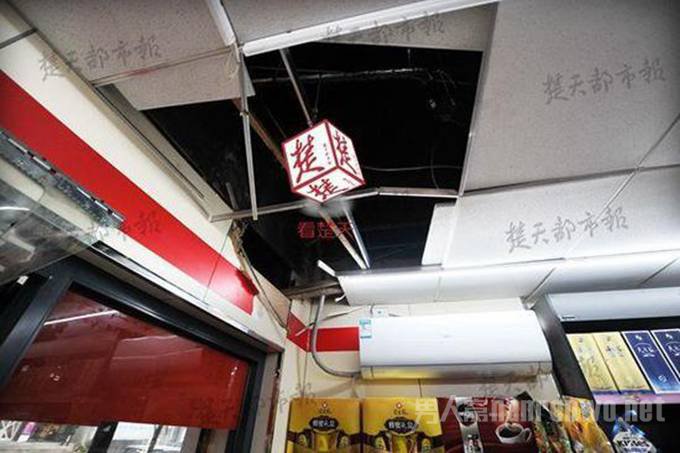 超市天花板离奇被破
