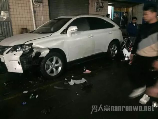 自家停放的小汽车