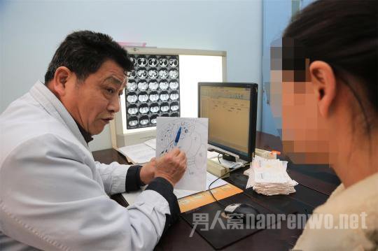 聂继光通过绘图方式向患者讲解病情