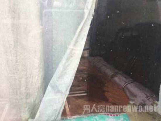 床上沾满血迹的床单