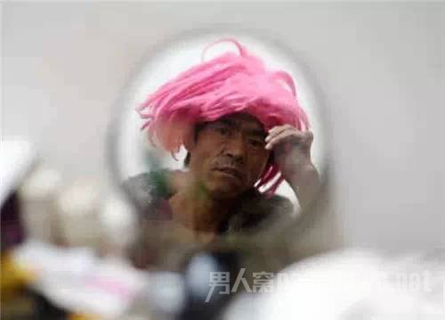 乞讨者背后