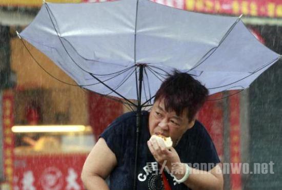 大妈吃锅包肉