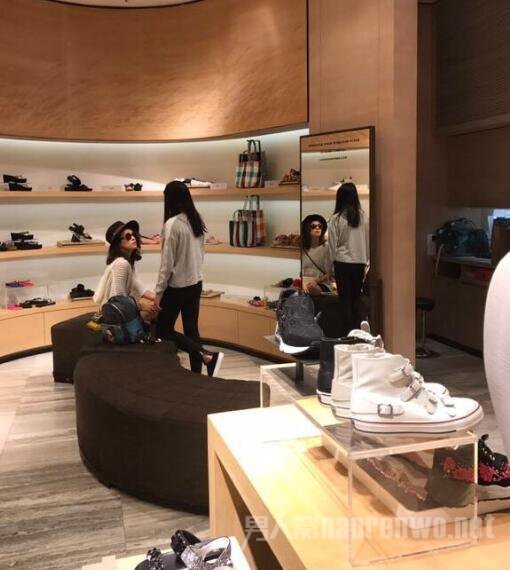 章子怡小苹果逛街