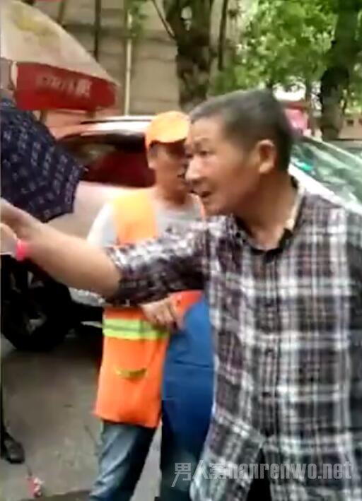 路人纷纷指责这名女子不该这样