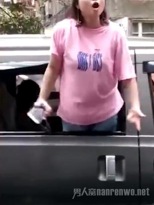 骂环卫工的女子