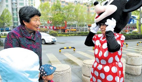七旬婆婆扮米老鼠筹款救儿媳