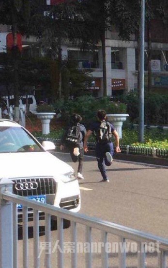 王源当街狂奔