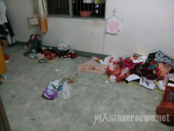 满地都是雪糕纸、零食袋