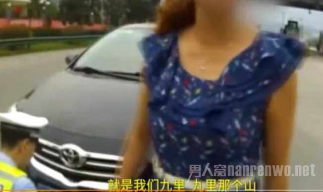女司机用草遮挡车牌