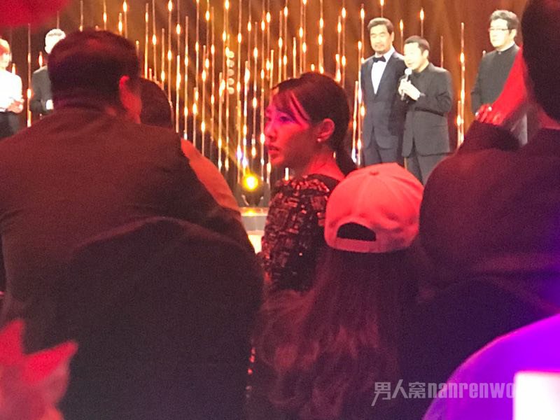 白百何现身与工作人员交谈