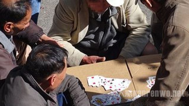 老人村口玩牌