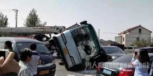 校车发生侧翻